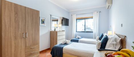Iron/ironing board, WiFi, bed sheets