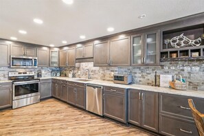 Condo, 2 quartos | Cozinha privada | Geladeira, fogão, cafeteira/chaleira, torradeira
