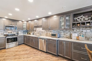 Condo, 2 quartos | Cozinha privada | Geladeira, fogão, cafeteira/chaleira, torradeira