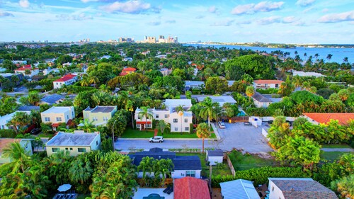 Beautiful Quiet Neighborhood - Come Relax, Shop, Enjoy! Azure Cottage