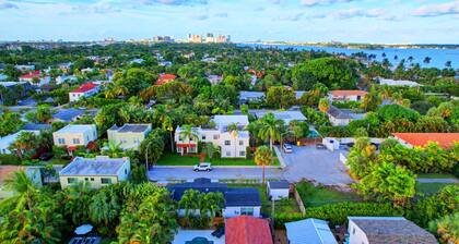 Beautiful Quiet Neighborhood - Come Relax, Shop, Enjoy! Azure Cottage