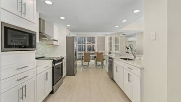 Condo, 3 Bedrooms | Private kitchen | Fridge, oven, coffee/tea maker, toaster