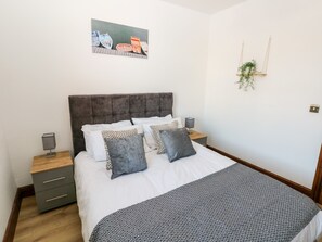 2 Schlafzimmer, individuell dekoriert, individuell eingerichtet