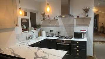 Frigorifero, lavastoviglie, bollitore elettrico, tostapane
