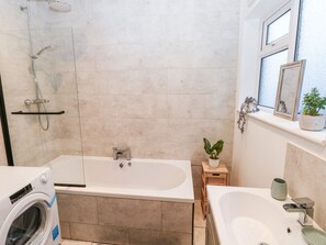 Shower - 36A Mary Street (Porthcawl)