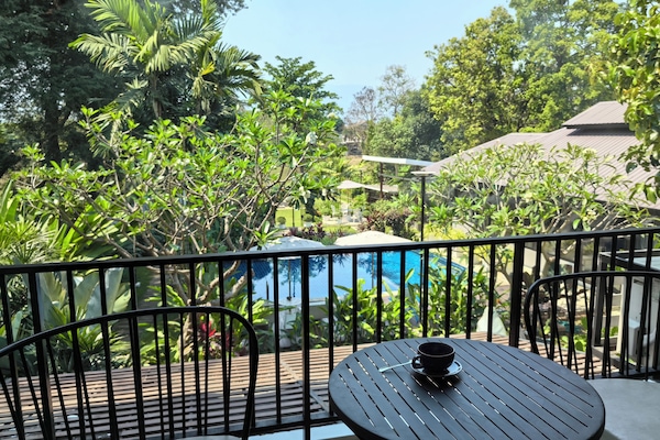 1 bedroom, Egyptian cotton sheets, premium bedding, down comforters