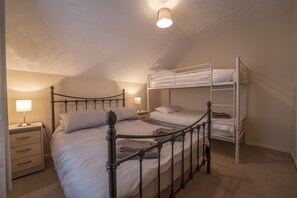 3 bedrooms, iron/ironing board, travel cot, WiFi - Cosy Waterfall Cottage Carnlough on the North Coast 2 min walk from the Harbour (Carnlough)