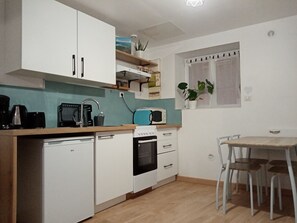 Réfrigérateur, micro-ondes, four, plaque de cuisson