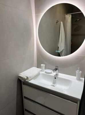 Secador de cabelo, toalhas de banho, sabonete, papel higiênico