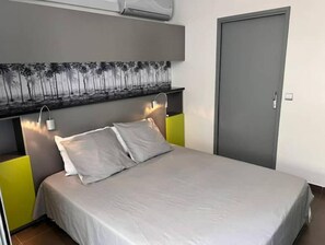 1 quarto, escrivaninha, ferros/tábuas de passar roupa, Wi-Fi de cortesia