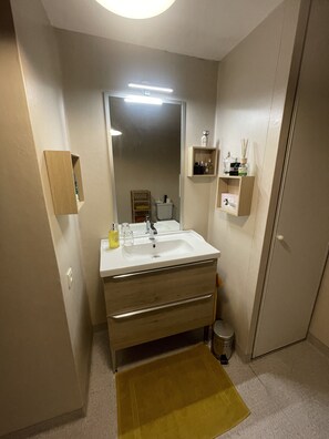 Haartrockner, Handtücher, Seife, Toilettenpapier