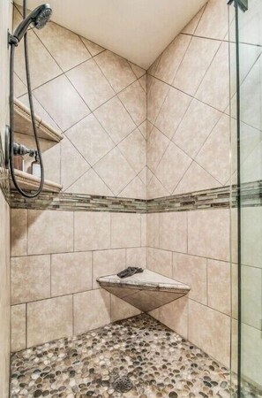 Jetted tub, towels, soap, shampoo