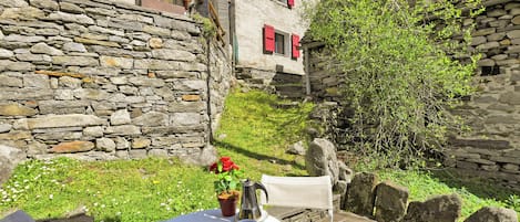 Standard Chalet, Multiple Bedrooms, 2 Bathrooms, Mountainside (Rustico Esterina) | Outdoor dining