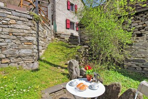 Outdoor dining - Rustico Esterina (Sonogno)