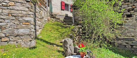 Standard-chalet, useita makuuhuoneita, 2 kylpyhuonetta, vuorten lähellä (Rustico Esterina) | Puutarha