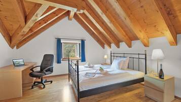 Chalet Standar, 2 kamar tidur, 2 kamar mandi, tepi gunung (Rustico Esterina) | 2 kamar tidur dan seprai linen