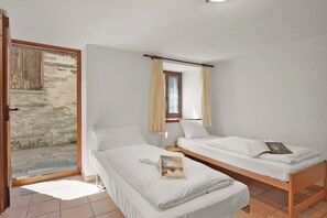 Standaard chalet, meerdere slaapkamers, 2 badkamers, uitzicht op gebergte (Rustico Esterina) | 2 slaapkamers, beddengoed