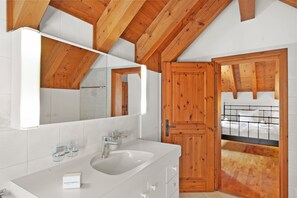 Ensemble douche/baignoire, sèche-cheveux, serviettes fournies, savon