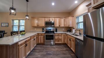 雪櫃、微波爐、焗爐、爐具