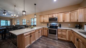 雪櫃、微波爐、焗爐、爐具