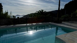 A swimming pool with a clear view of the sky and distant mountains. - Borgo dell'Uccellaia - Smeraldo (Marciana Marina)