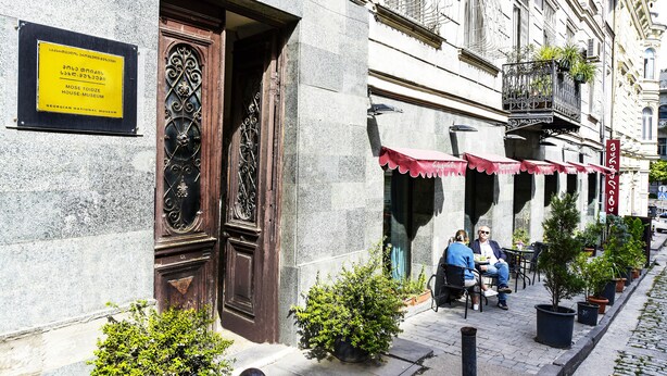 Un edificio con una placa que indica que es el Museo Casa Mose Toidze.