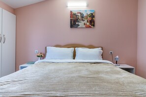 Superior Room | Iron/ironing board, free WiFi, bed sheets - H&B apartments Laghidze (Tbilisi)