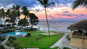Ein Resort mit Pool, Palmen und Blick auf den Strand.