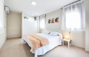 2 bedrooms, travel cot, free WiFi, bed sheets