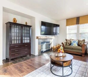 Smart TV, chimenea y oficina 