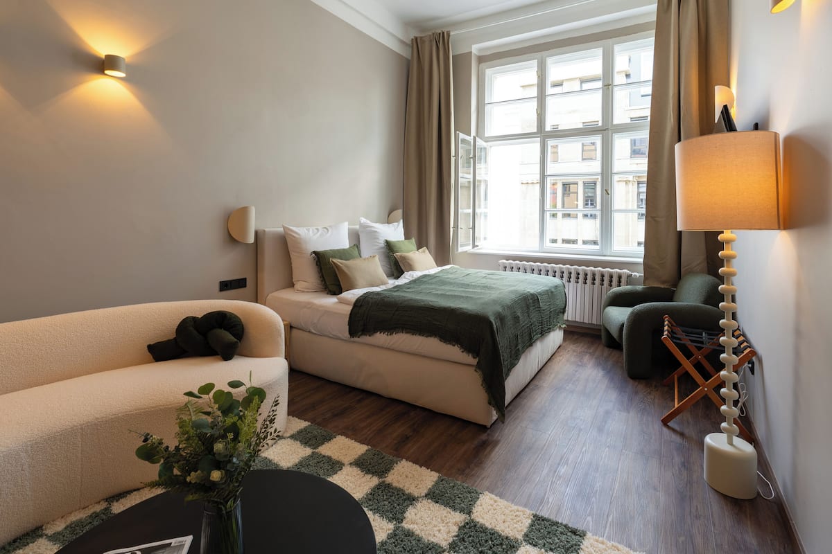 Deluxe Quadruple Room | Blackout drapes, iron/ironing board, free WiFi, bed sheets
