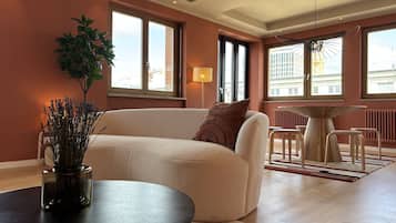 Loft de lujo | Área de sala de estar | Smart TV de 50 pulgadas con canales digitales