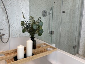 Curt Penthouse (111099004) | Bad | Dusj, regndusjhode, hårføner og håndklær