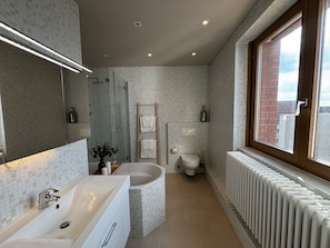 Luxury Loft | Bathroom | Hair dryer, towels, soap, shampoo - The Charming by Curt Suites (Berlin)