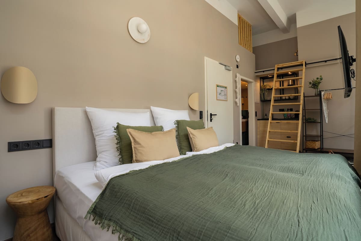 Classic Quadruple Room | Blackout drapes, iron/ironing board, free WiFi, bed sheets