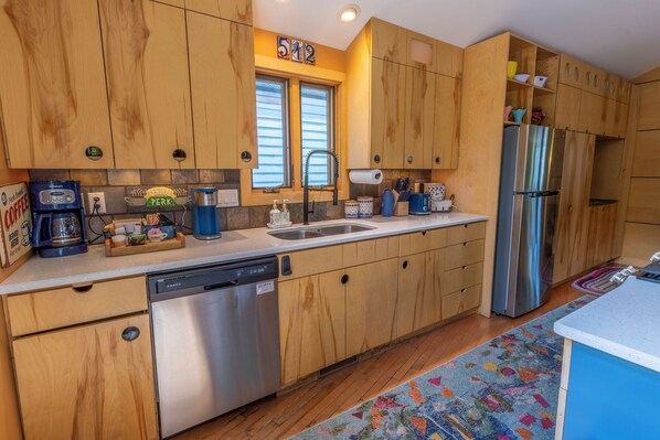 Fridge, microwave, oven, stovetop - Bohemian 4-bedroom 1.5 Blocks from Lake Michigan (Michigan City)