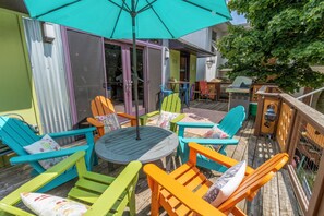 Outdoor dining - Bohemian 4-bedroom 1.5 Blocks from Lake Michigan (Michigan City)