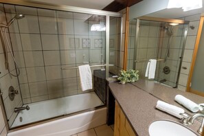 Shower, towels - Bohemian 4-bedroom 1.5 Blocks from Lake Michigan (Michigan City)