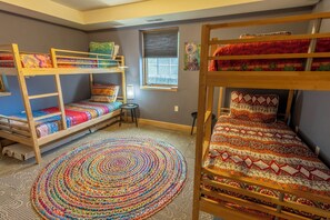 4 bedrooms, iron/ironing board, free WiFi, bed sheets