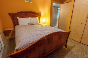 4 bedrooms, iron/ironing board, free WiFi, bed sheets - Bohemian 4-bedroom 1.5 Blocks from Lake Michigan (Michigan City)