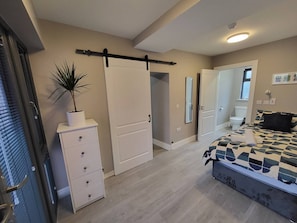 3 habitaciones y tabla de planchar con plancha