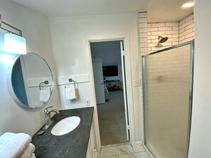 Shower, towels - July 4 Wk Reduced! Beachfront in Surfside Shores (Gulf Shores)