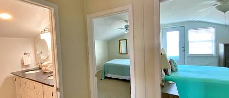 Una camera da letto con un letto, un comodino e una finestra, oltre a una porta.