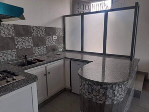 Refrigerador, placa de cocina, cafetera/tetera, utensilios de cocina