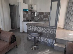 Refrigerador, placa de cocina, cafetera/tetera, utensilios de cocina