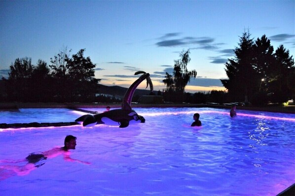Una piscina cubierta
