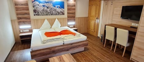 2 bedrooms, in-room safe, desk, travel cot