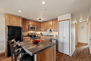 Refrigerador, microondas, horno, placa de cocina