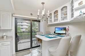 Interior - Townhouse Square - Walk to the beach! (Marco Island,)