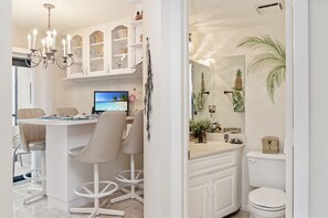 Interior - Townhouse Square - Walk to the beach! (Marco Island,)